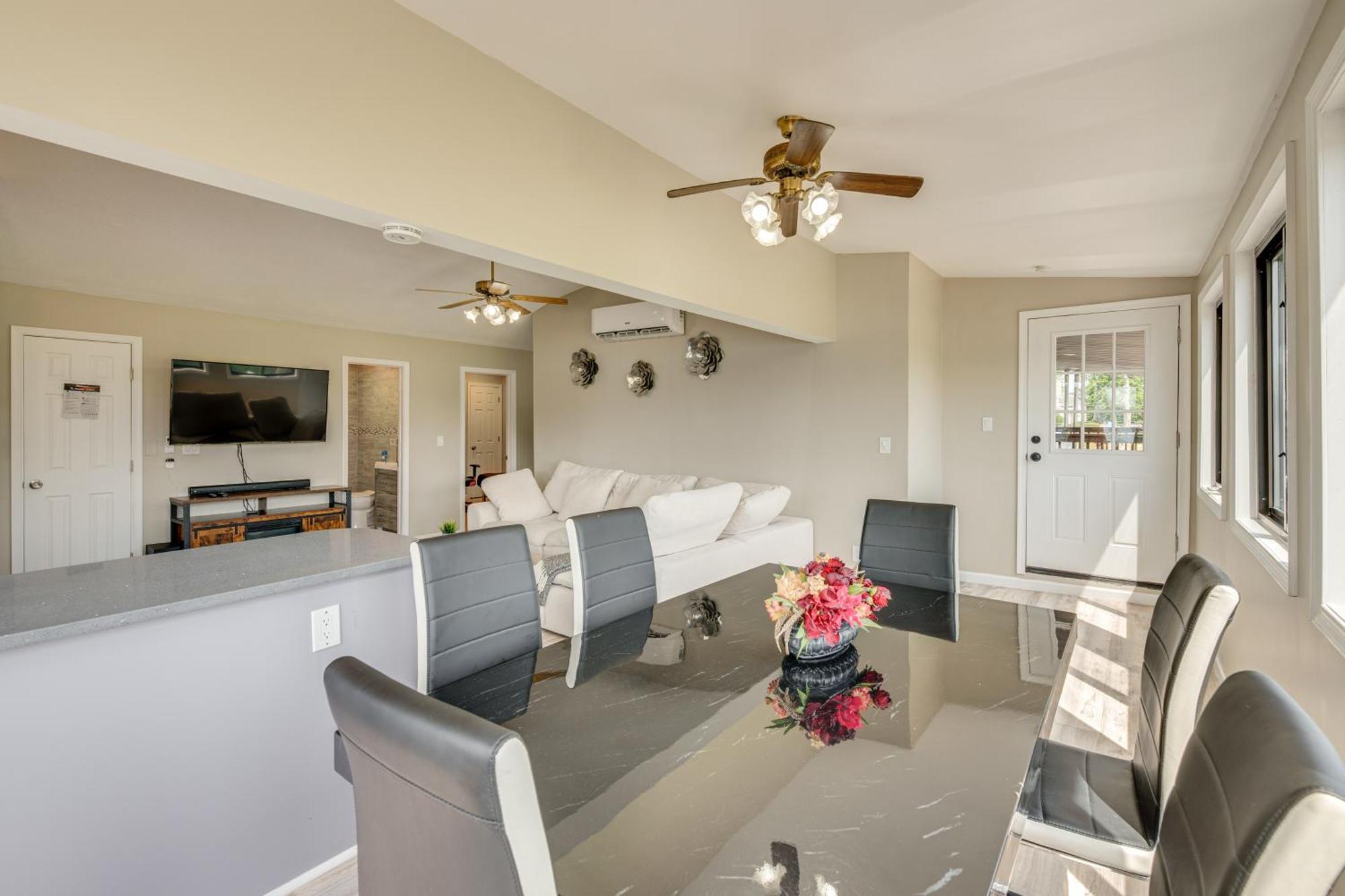 Modern Harveys With Access! Apartment