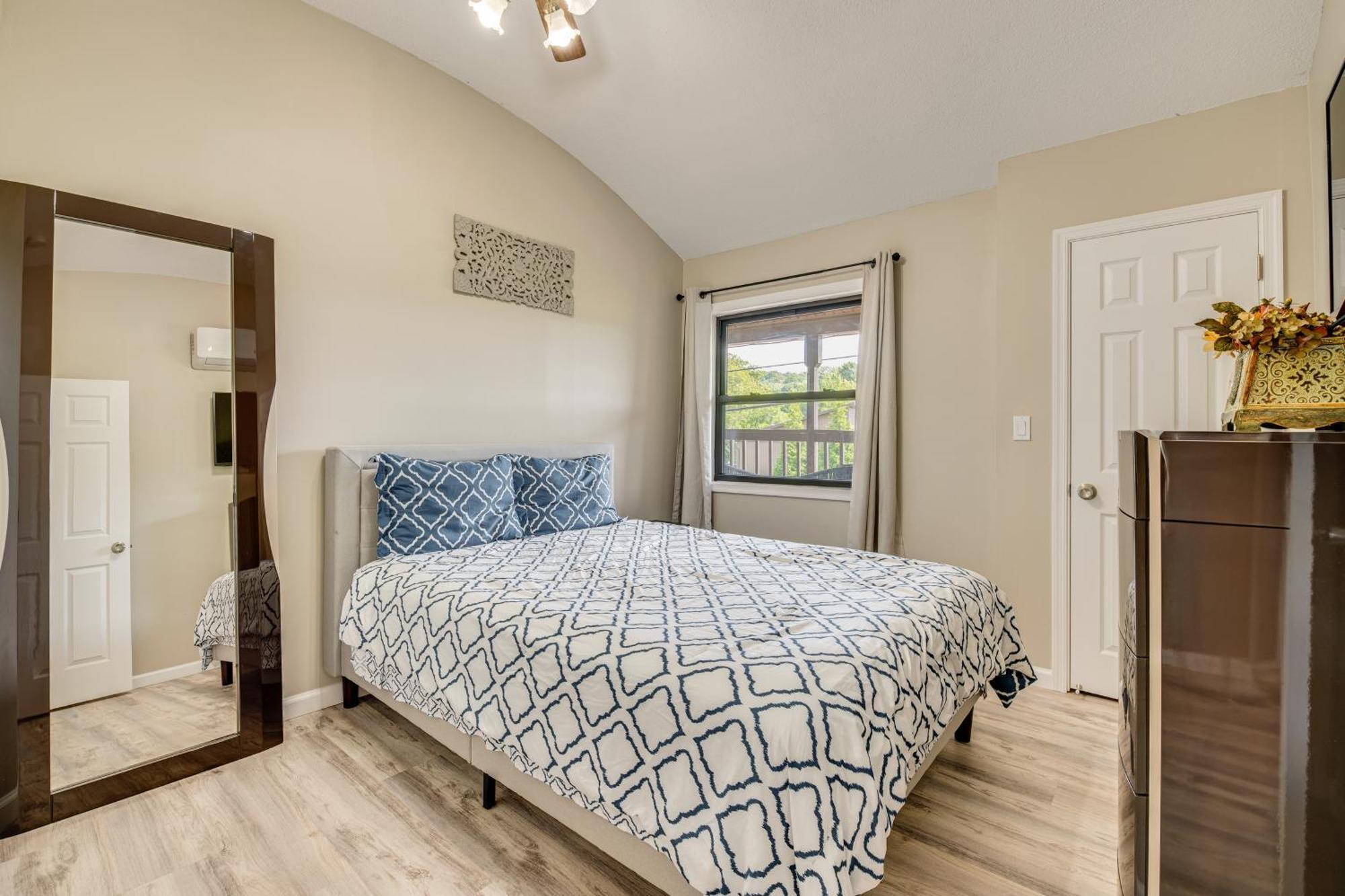 Modern Harveys With Access! Apartment