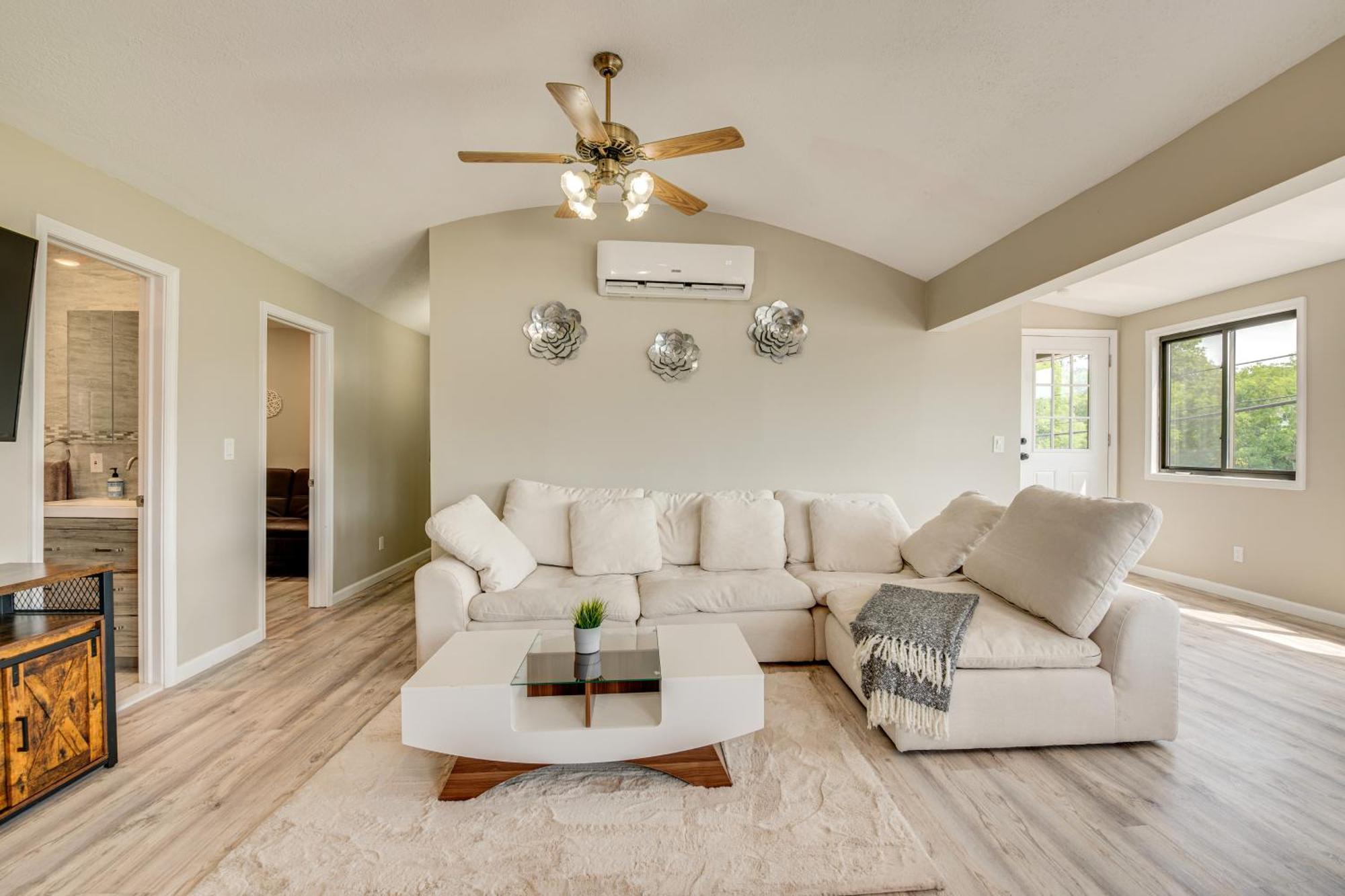 Modern Harveys With Access! Apartment